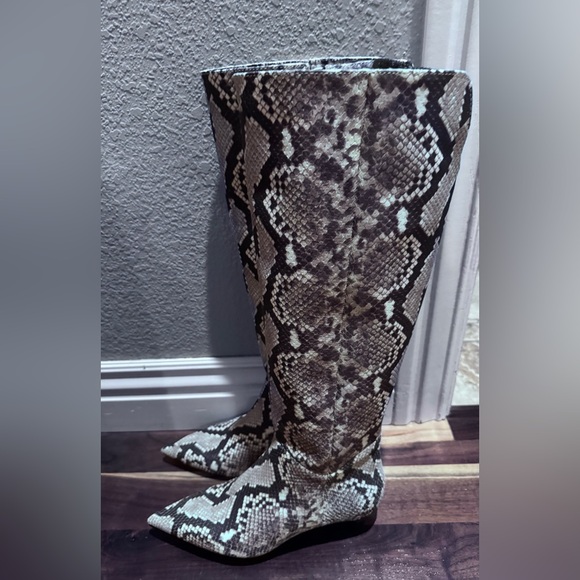 Elegant Snakeskin Heeled Boots Gianni Bini 9 NWOT - Picture 4 of 11